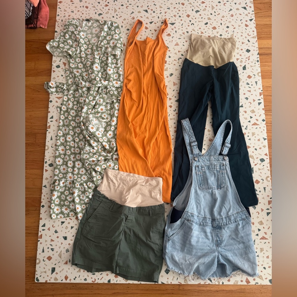 Maternity clothes bundle size small